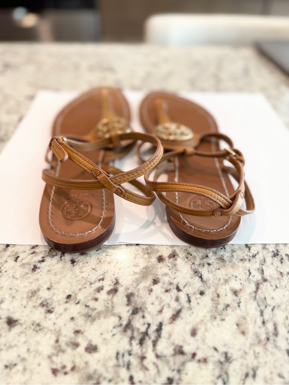 Tory Burch Tan Leather Thong Sandals with Gold Logo - Picture 3 of 5